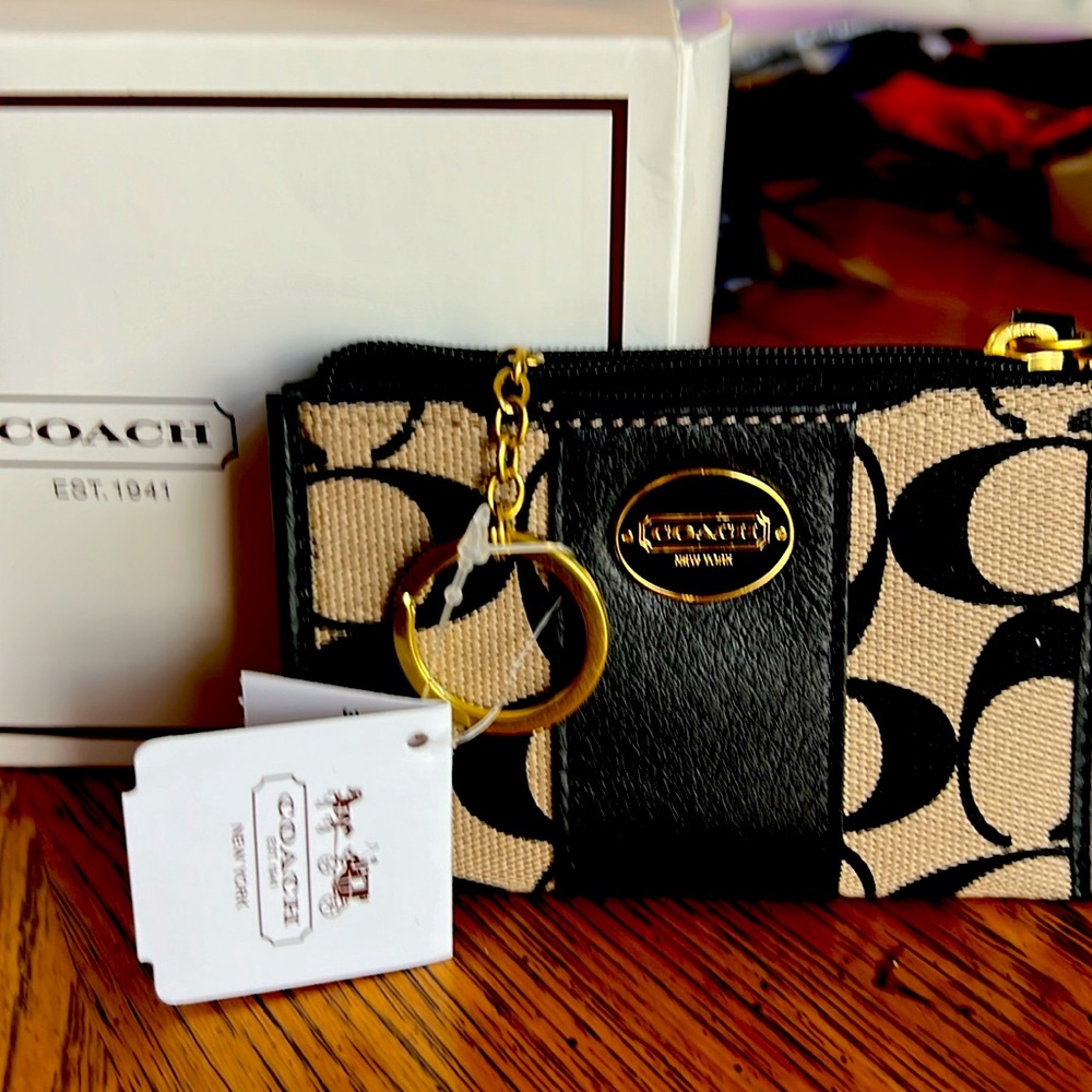 NWT Coach Logo Credit card/coin & Key Holder With Coach BOX.Excellent Condition.